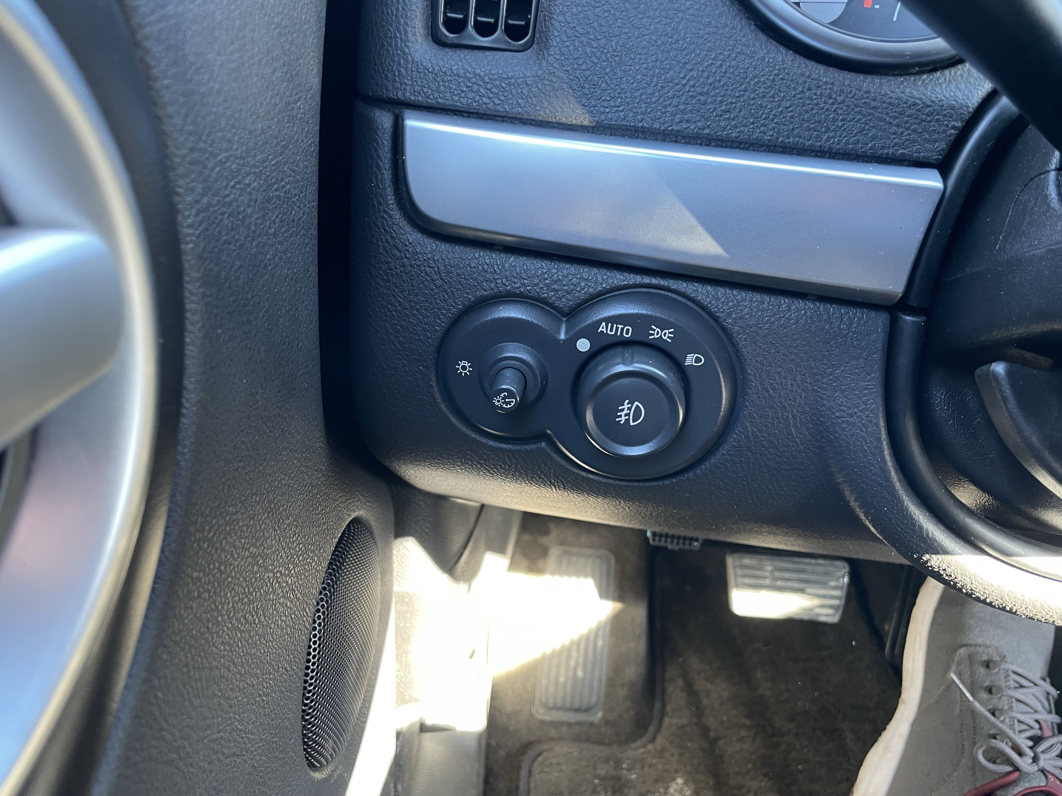 Used 2003 Chevrolet SSR w/ Preferred Equipment Group RWD image 13