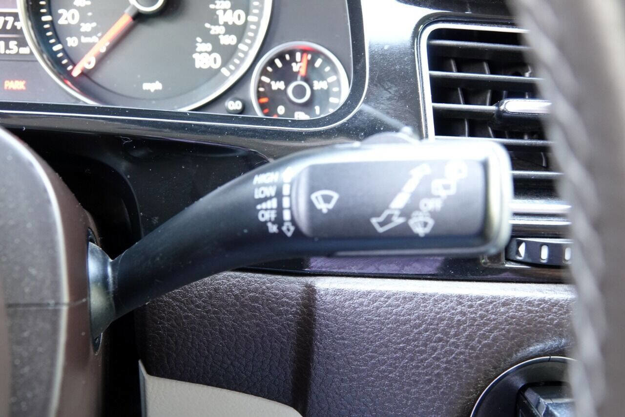 Used 2012 Volkswagen Touareg Sport image 53