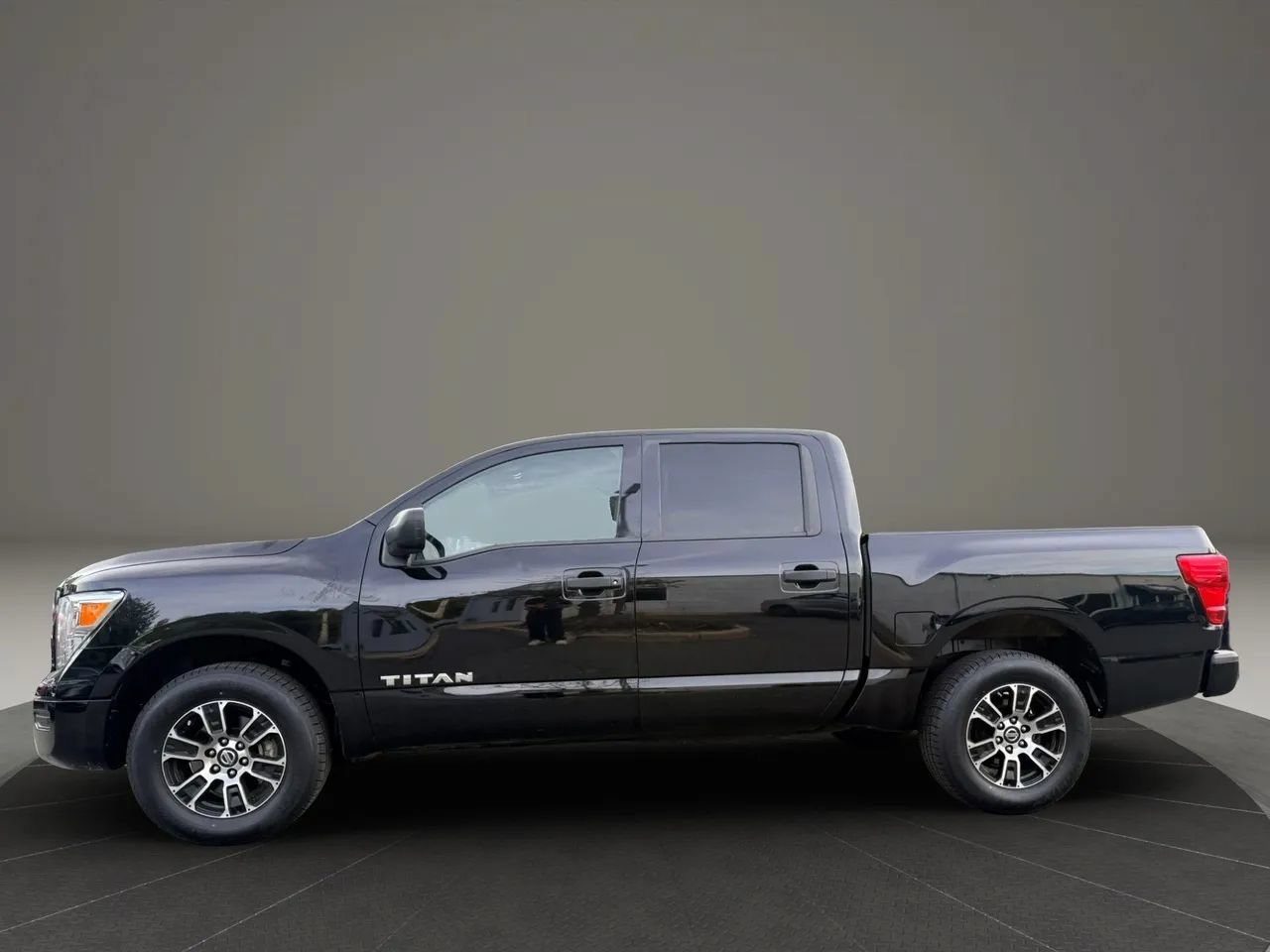 Used 2022 Nissan Titan SV AWD/4WD image 8