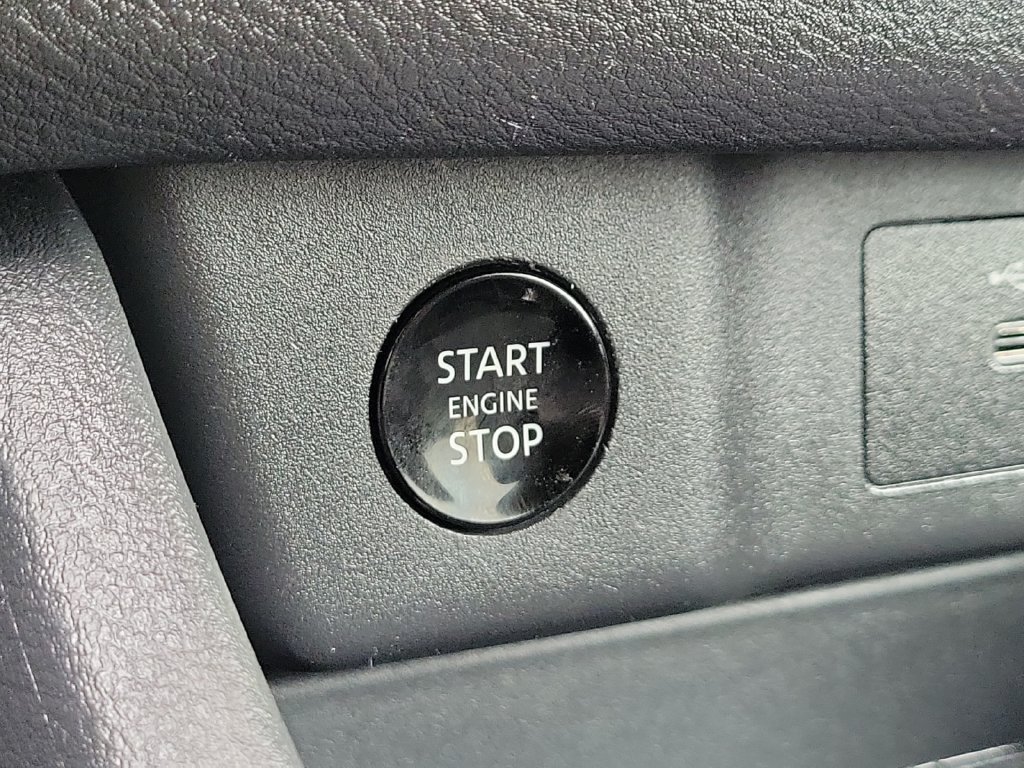 Used 2025 Nissan Rogue SV FWD image 18
