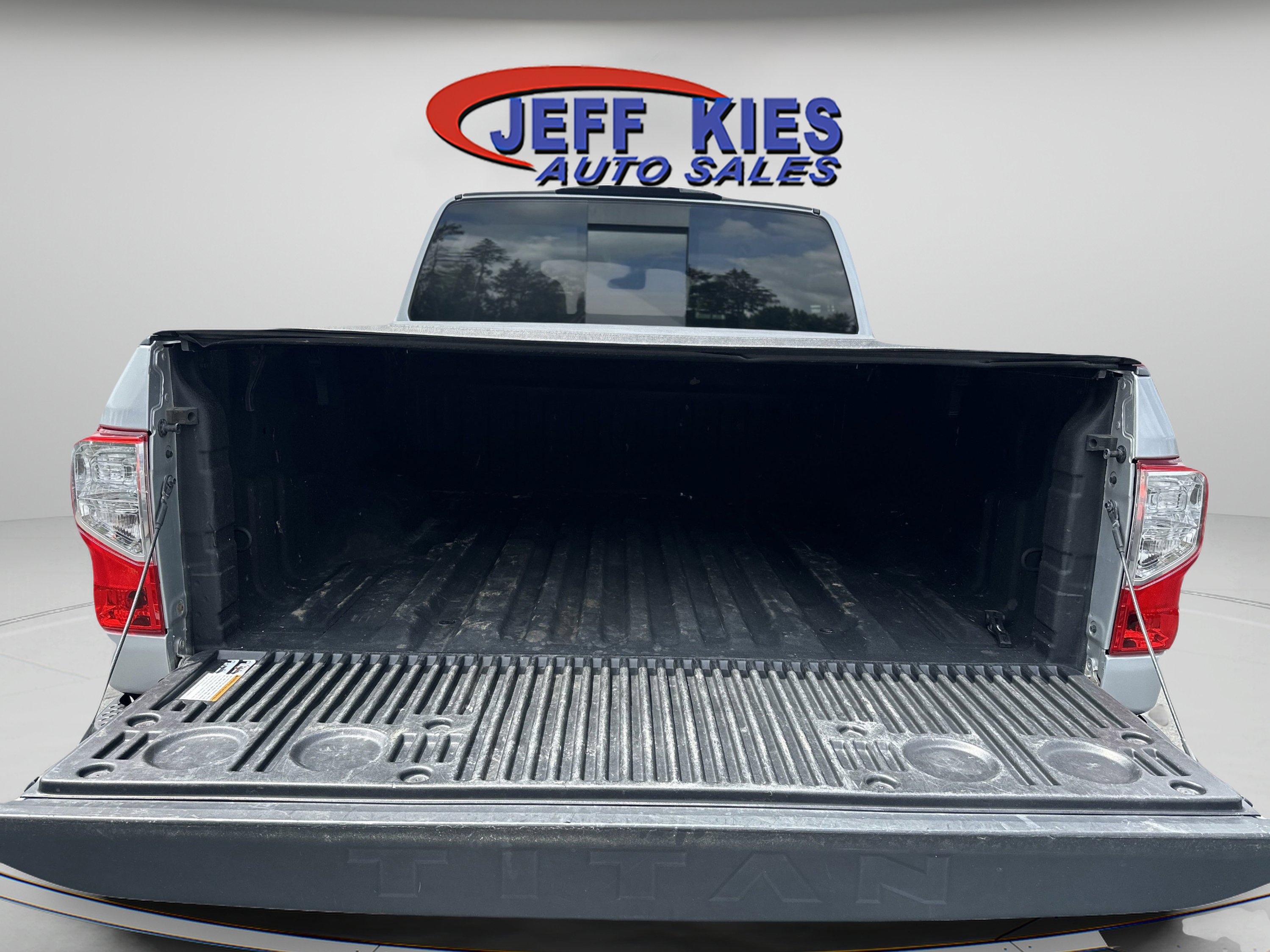 Used 2017 Nissan Titan PRO-4X image 14