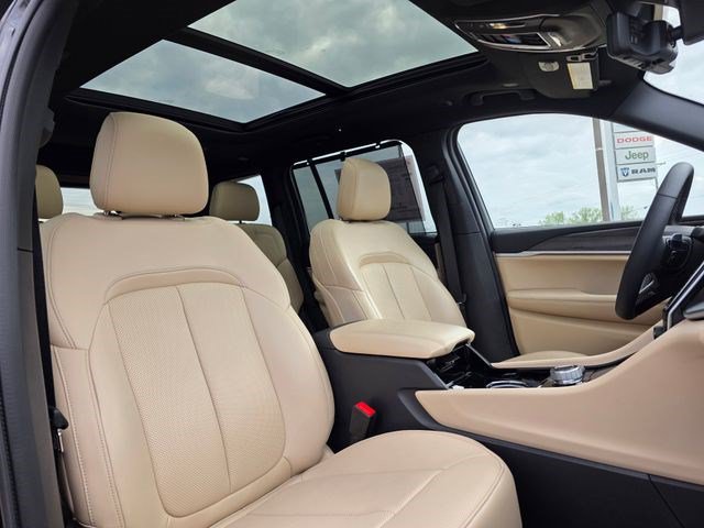 Certified 2023 Jeep Grand Cherokee Limited w/ Luxury Tech Group II AWD/4WD image 19