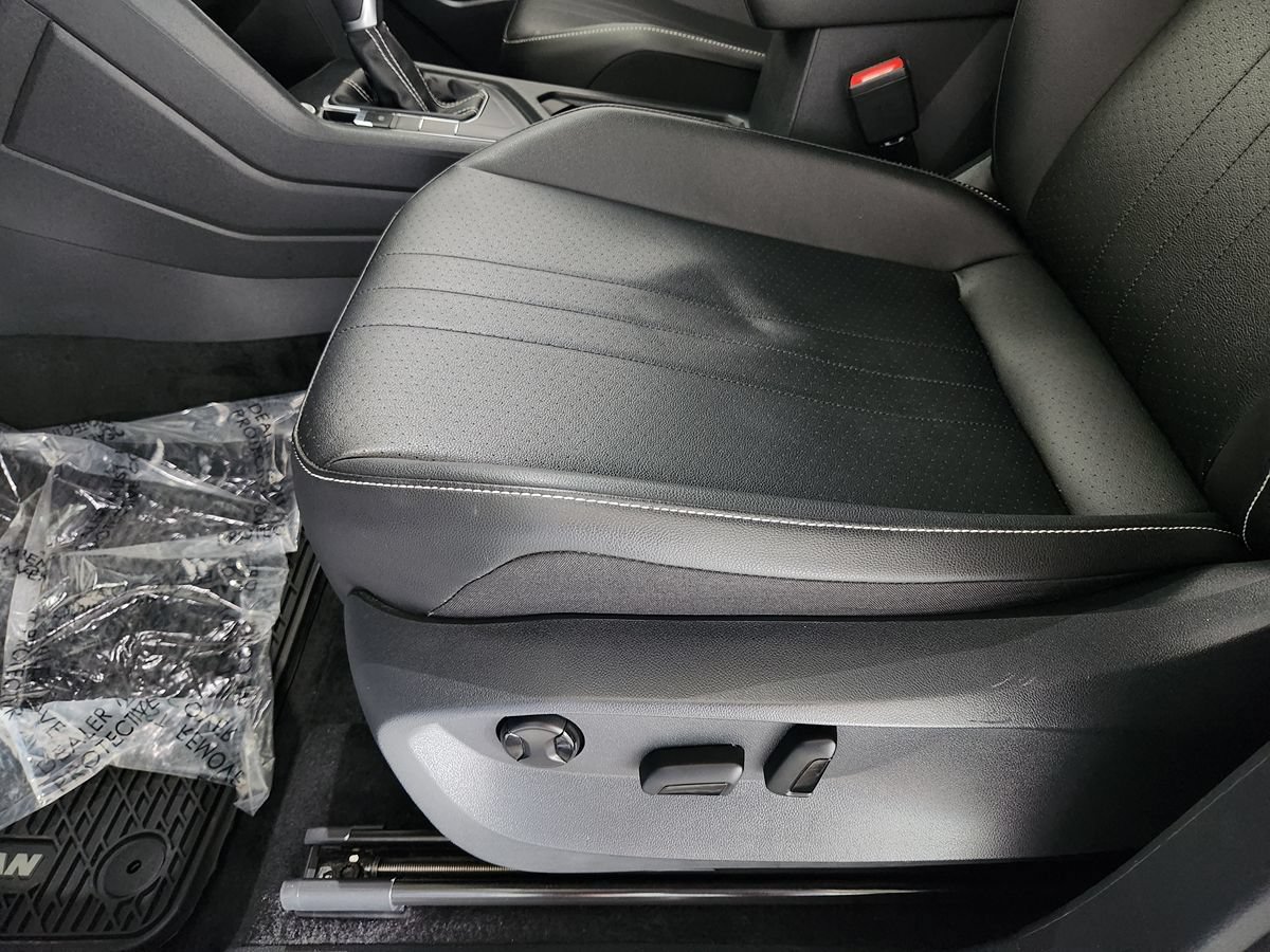 Used 2023 Volkswagen Tiguan SE R-Line FWD image 32