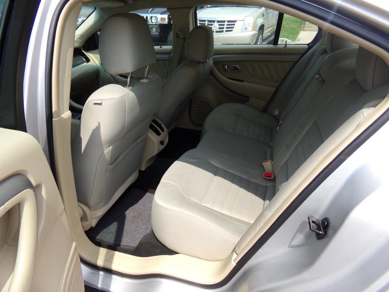 Used 2016 Ford Taurus SE image 9