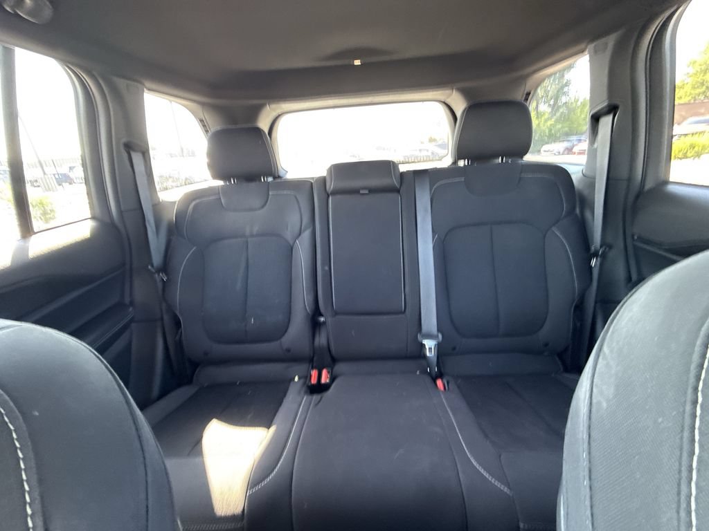 Used 2025 Jeep Grand Cherokee Laredo AWD/4WD image 13