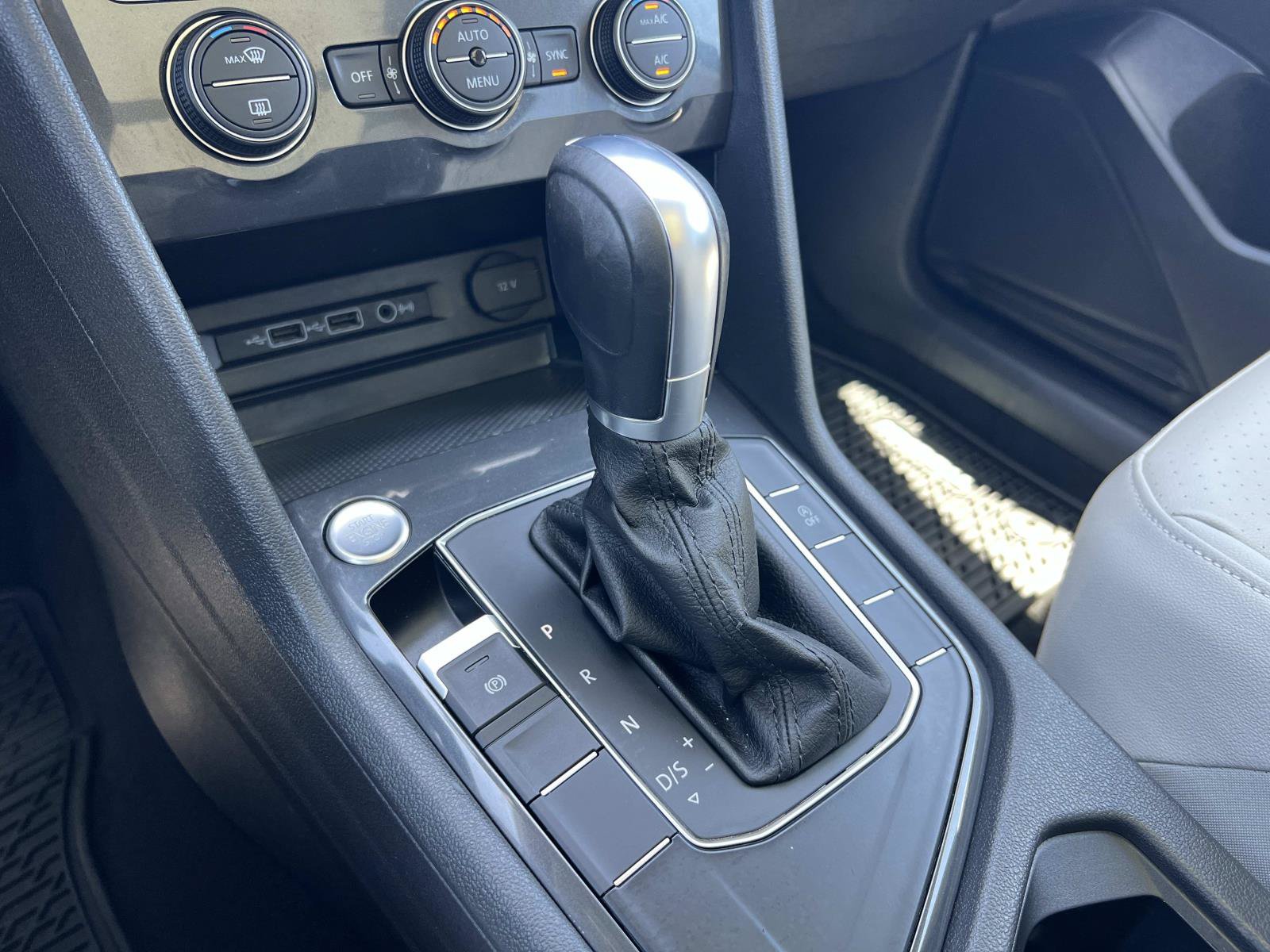 Used 2019 Volkswagen Tiguan SE w/ Panoramic Sunroof Package FWD image 16