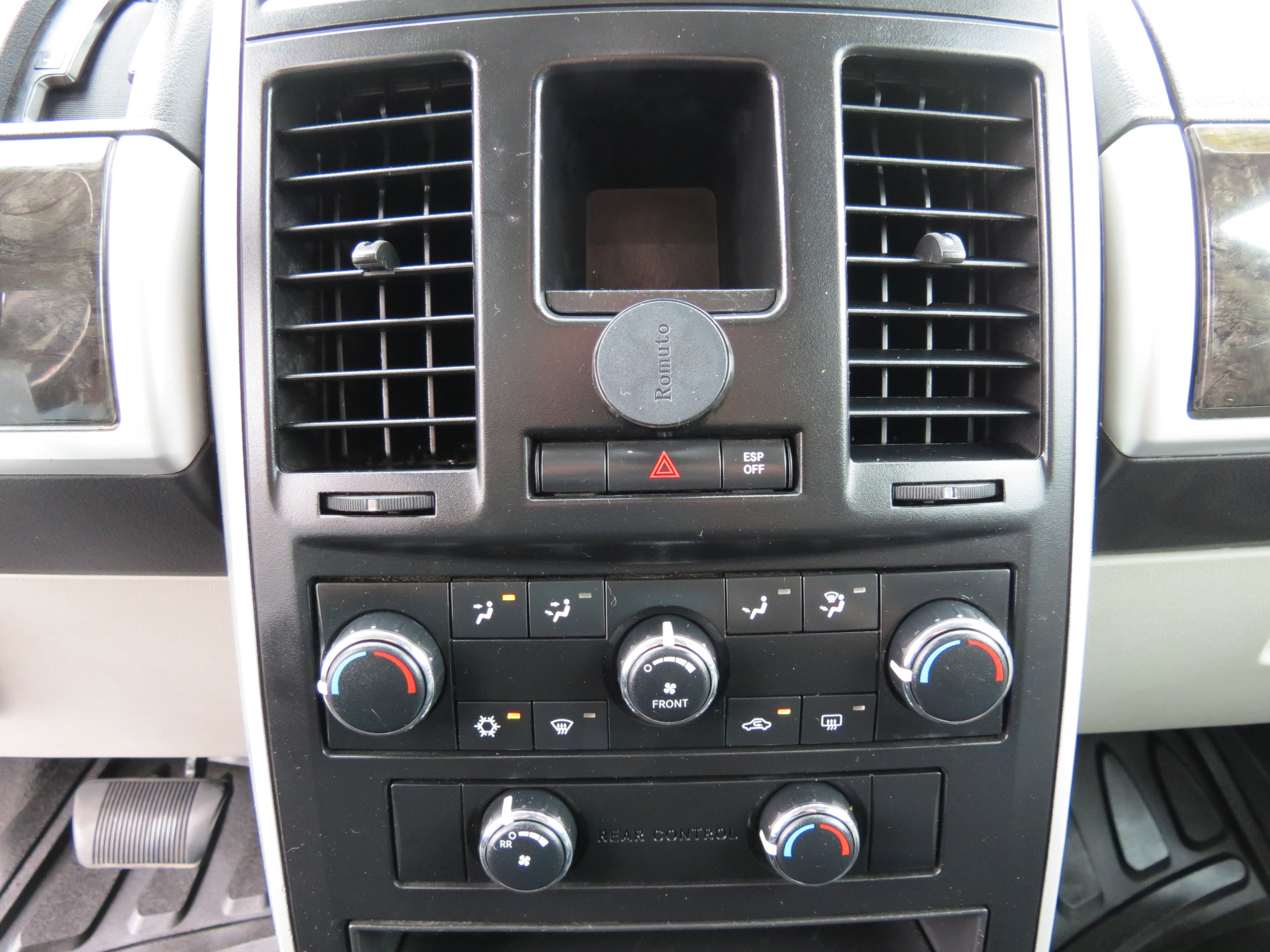 Used 2010 Dodge Grand Caravan SXT w/ Trailer Tow Group FWD image 17