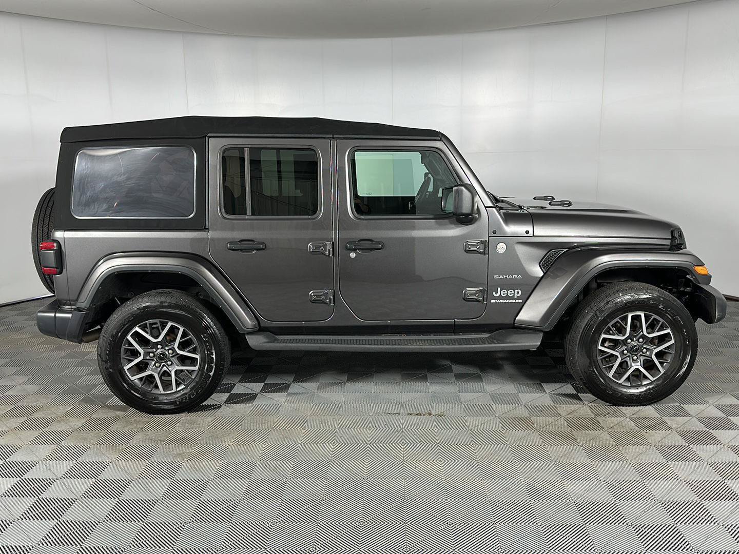 Used 2024 Jeep Wrangler Unlimited Sahara AWD/4WD image 30