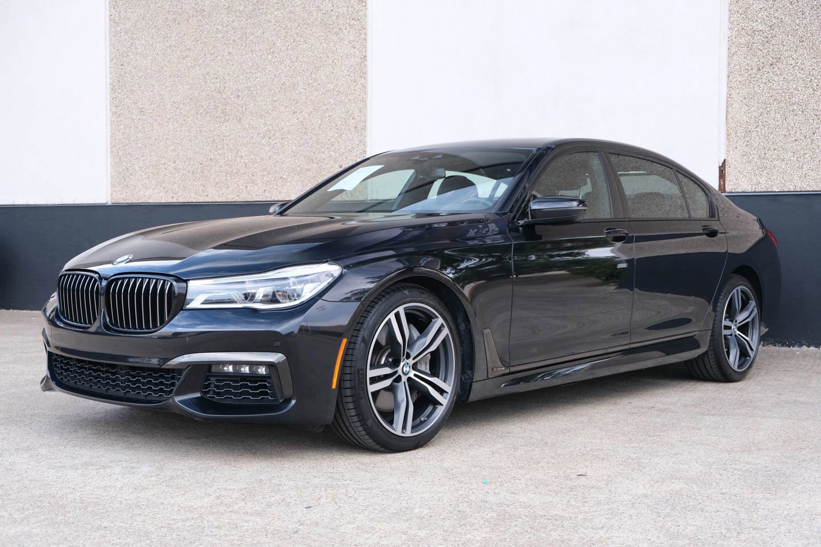 Used 2019 BMW 750i w/ M Sport Package image 5