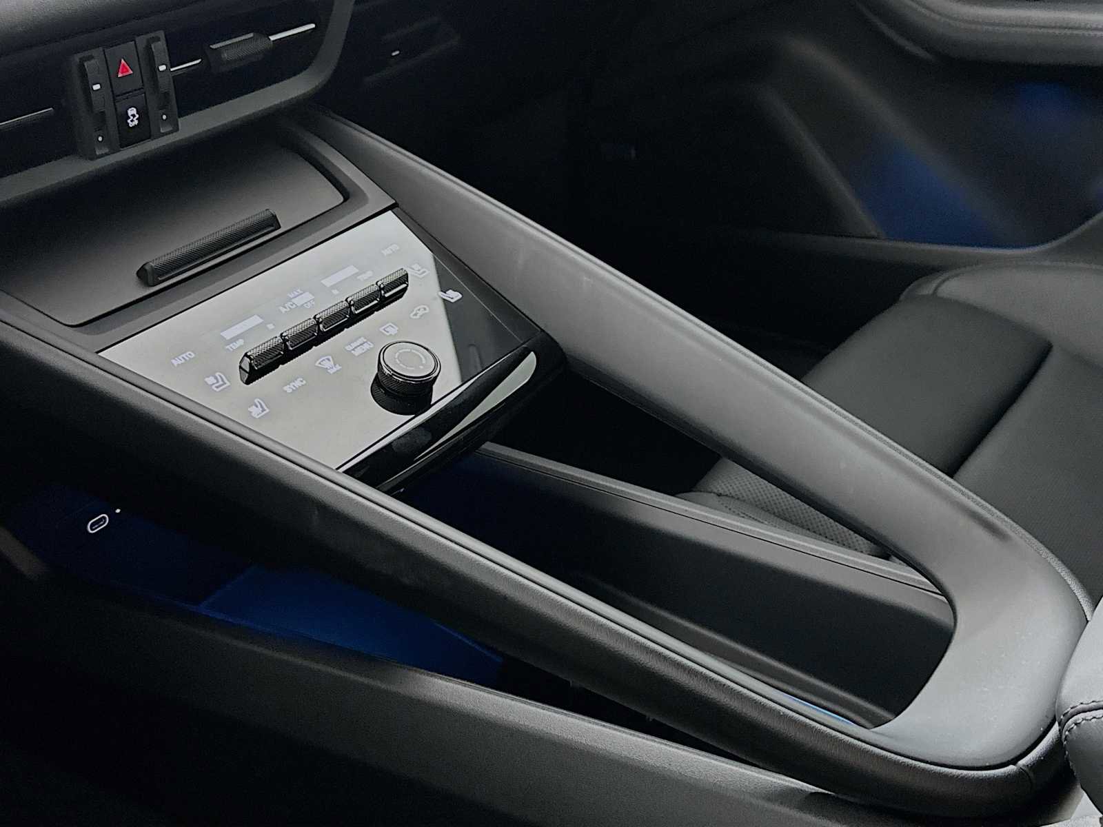 Certified 2025 Porsche Macan Electric image 19