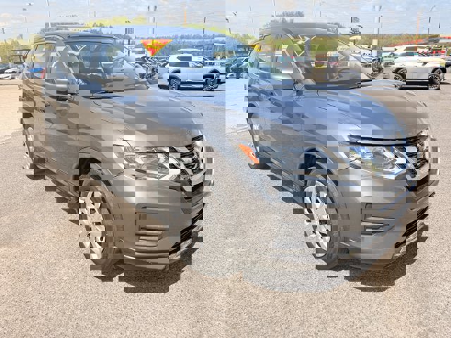 Used 2017 Nissan Rogue S image 3