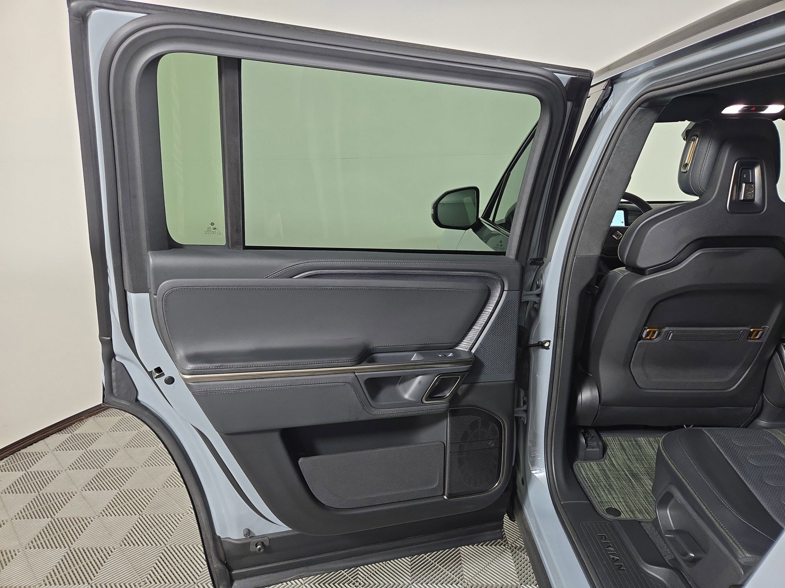 Used 2024 Rivian R1S Adventure AWD/4WD image 17
