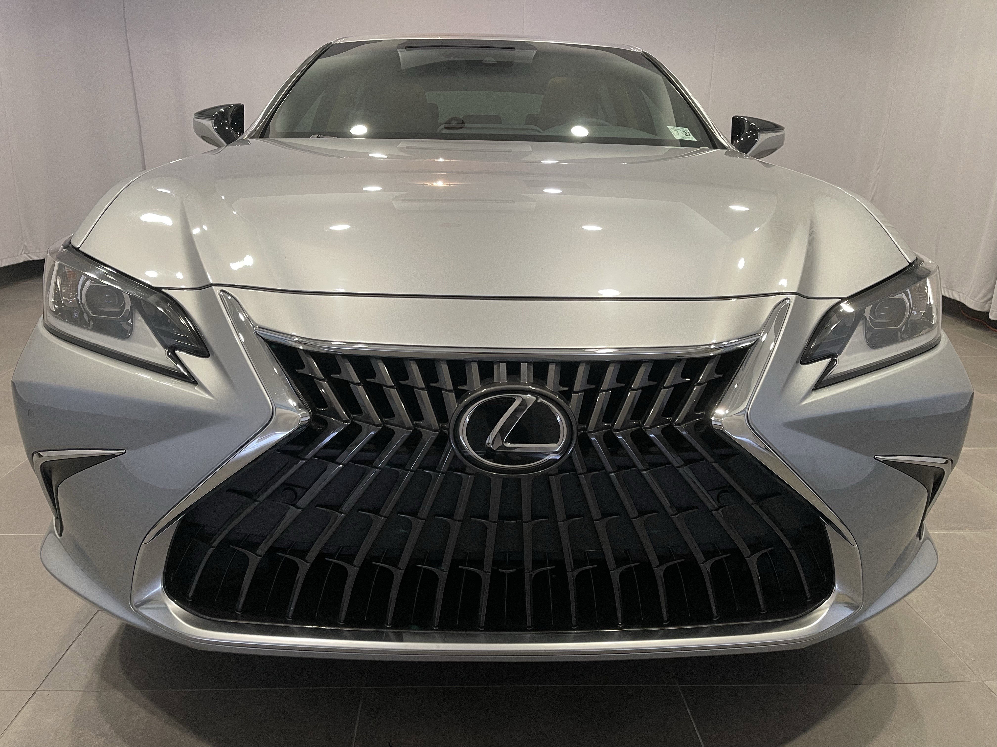 Used 2022 Lexus ES 350 w/ Premium Package image 2