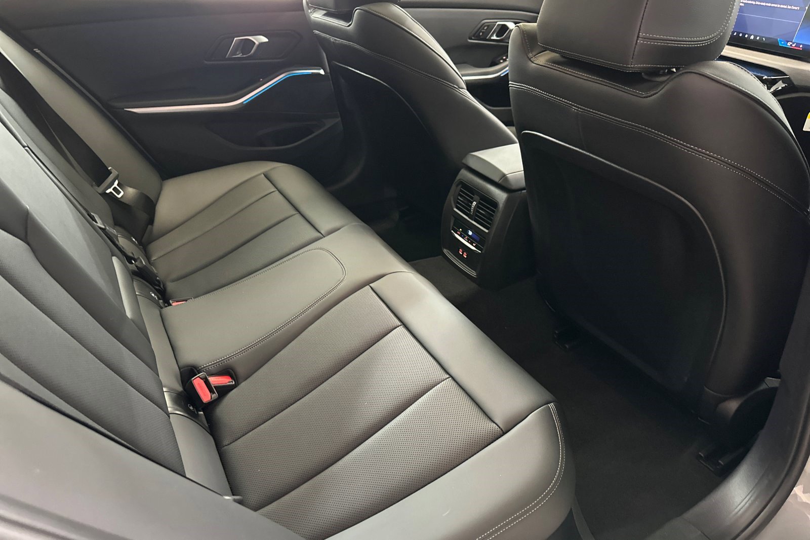 Used 2025 BMW 330i Sedan w/ Premium Package RWD image 29