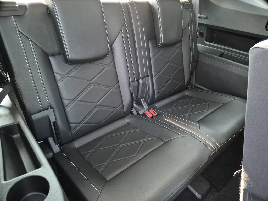 Used 2025 Volkswagen Atlas SE FWD image 29