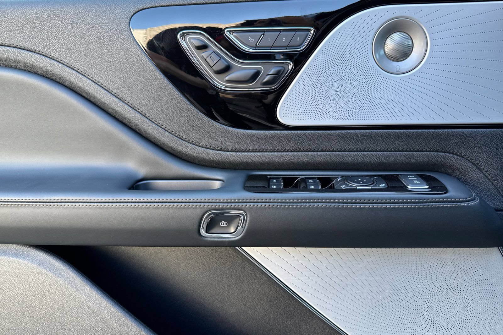 New 2025 Lincoln Aviator Reserve w/ Luxury Package RWD image 10