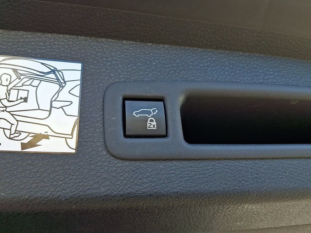 Used 2023 Toyota Sienna XLE FWD image 28