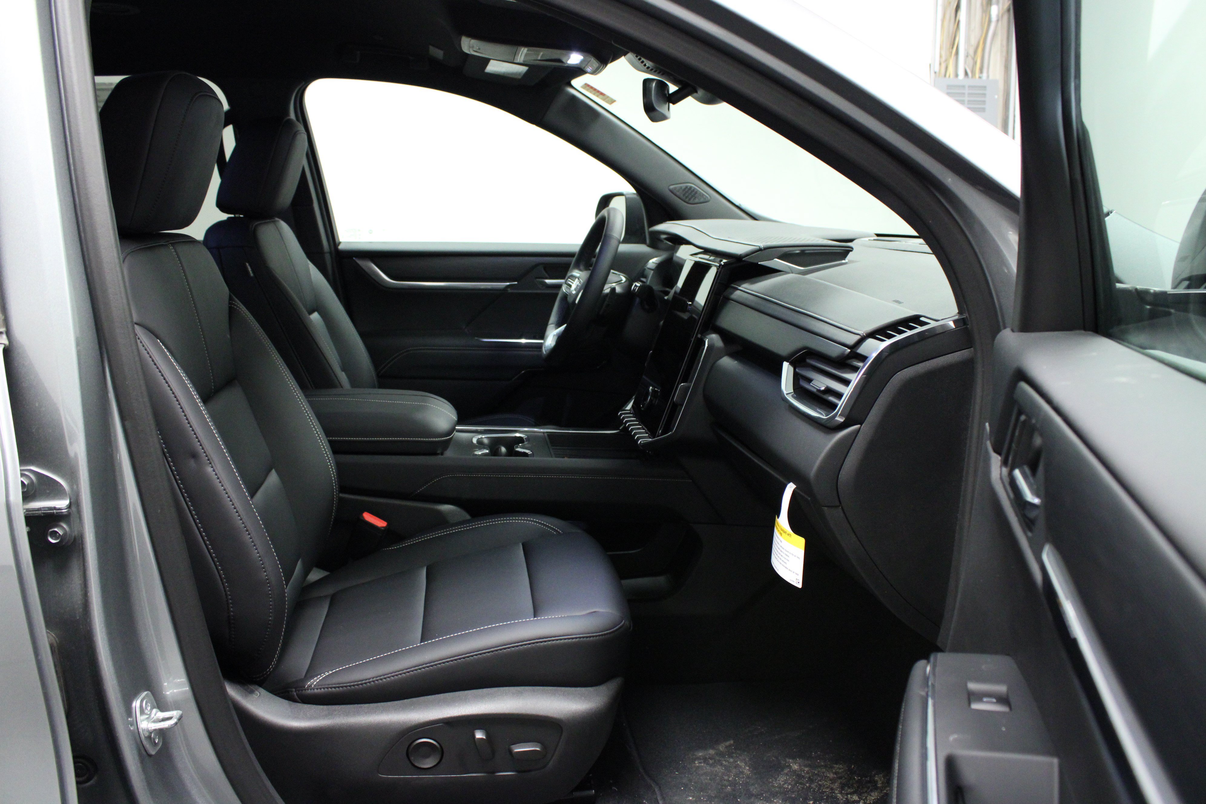 New 2025 GMC Acadia Elevation w/ Elevation Premium Package FWD image 17