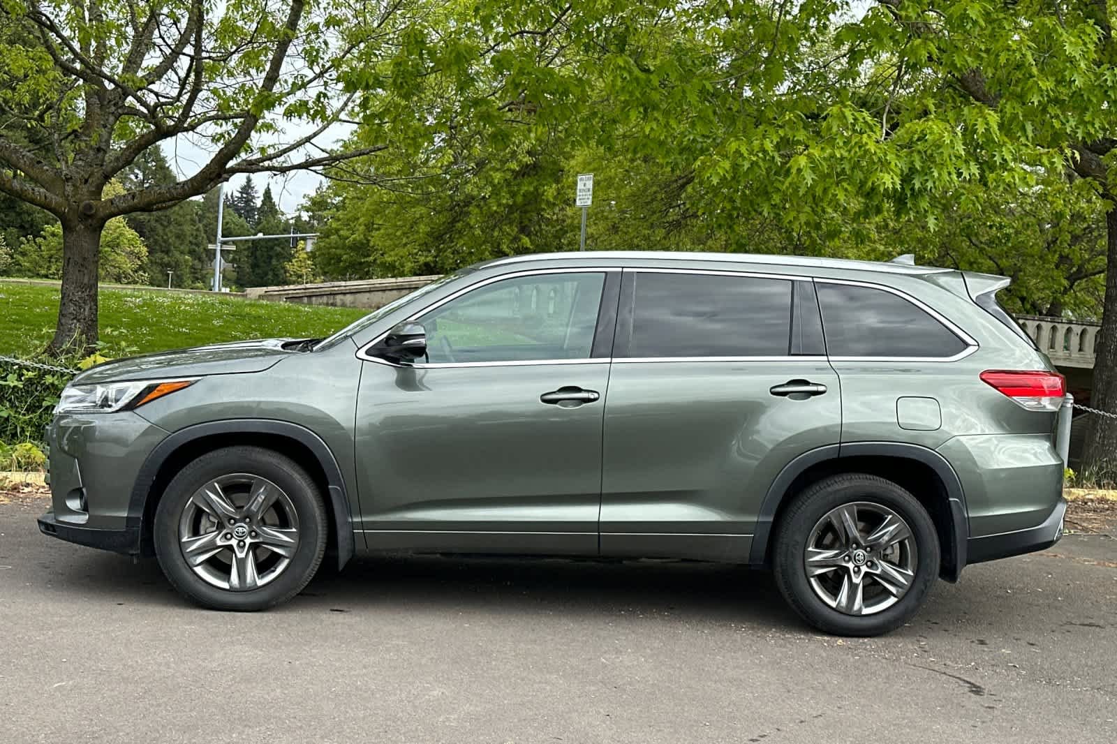 Used 2017 Toyota Highlander Limited Platinum AWD/4WD image 5