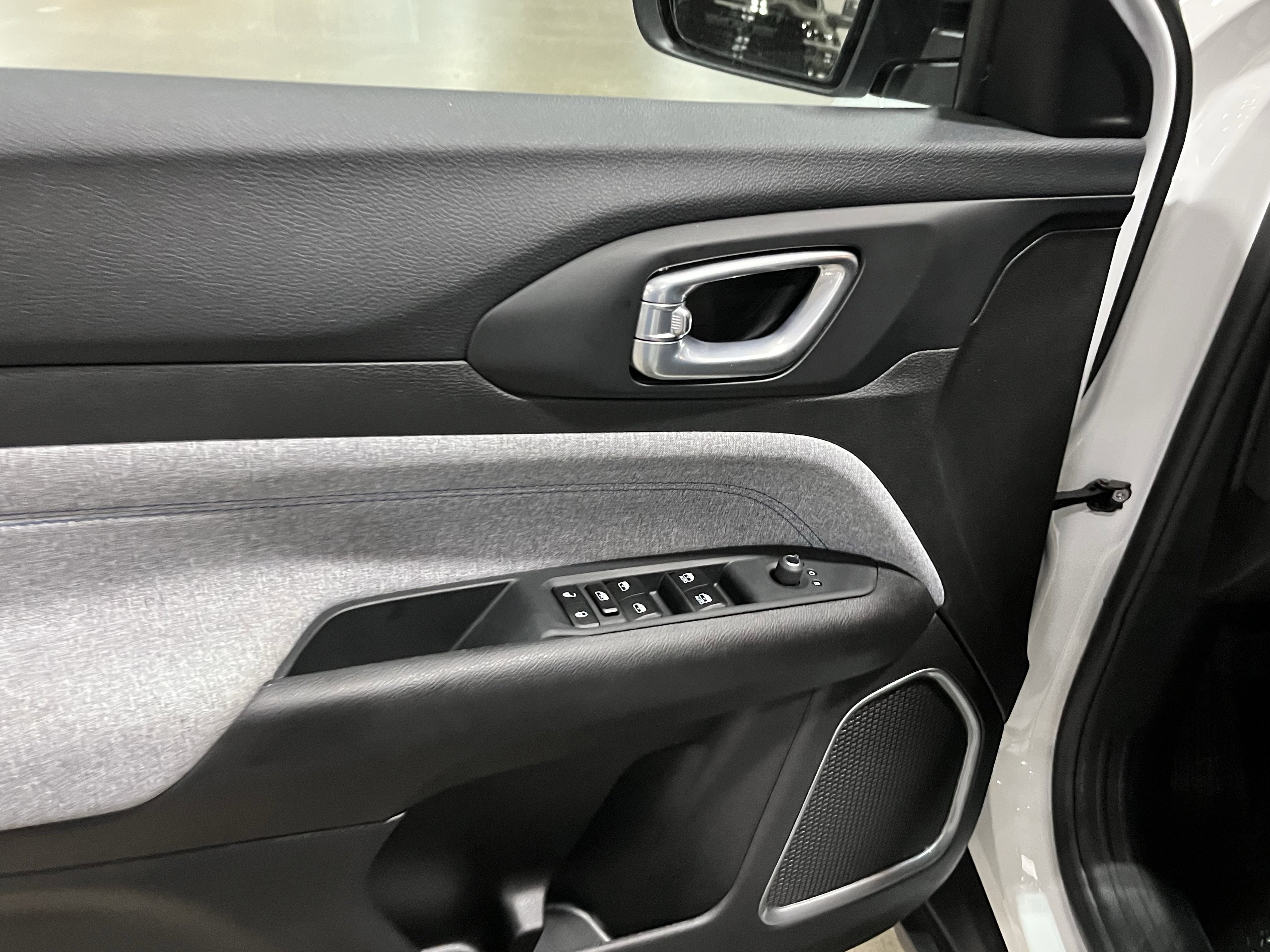 Certified 2025 Jeep Compass Latitude AWD/4WD image 16