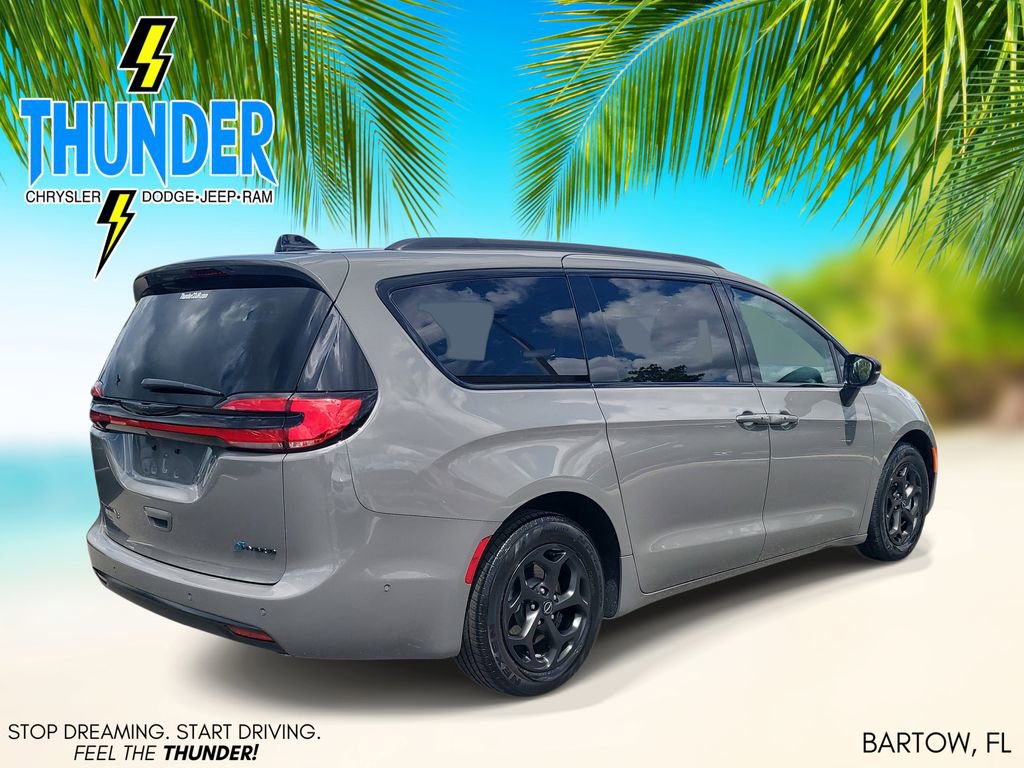 Used 2025 Chrysler Pacifica Premium image 4