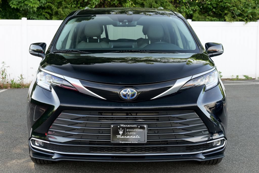 Used 2023 Toyota Sienna Limited AWD/4WD image 2