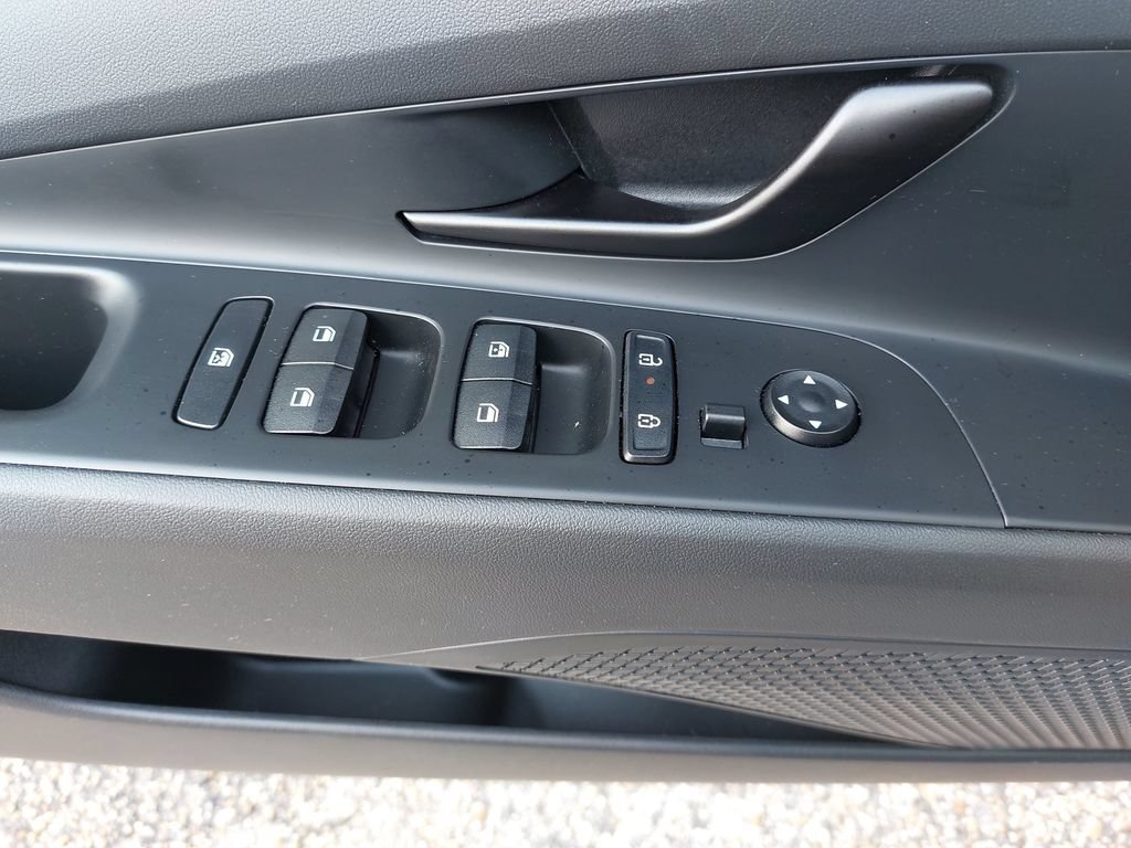 Certified 2025 Hyundai Elantra Sport FWD image 29