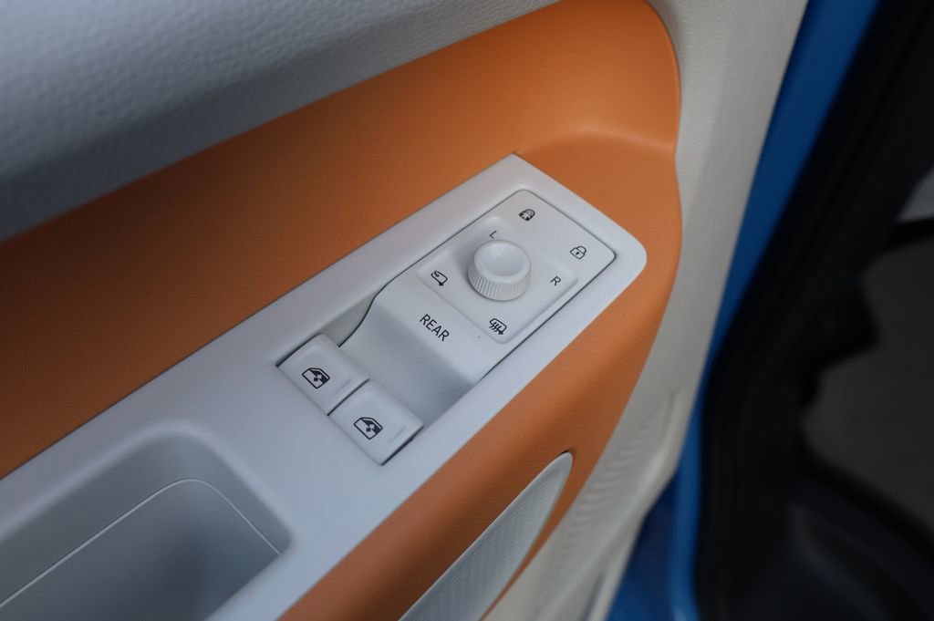 Used 2025 Volkswagen ID. Buzz 1st Edition image 24