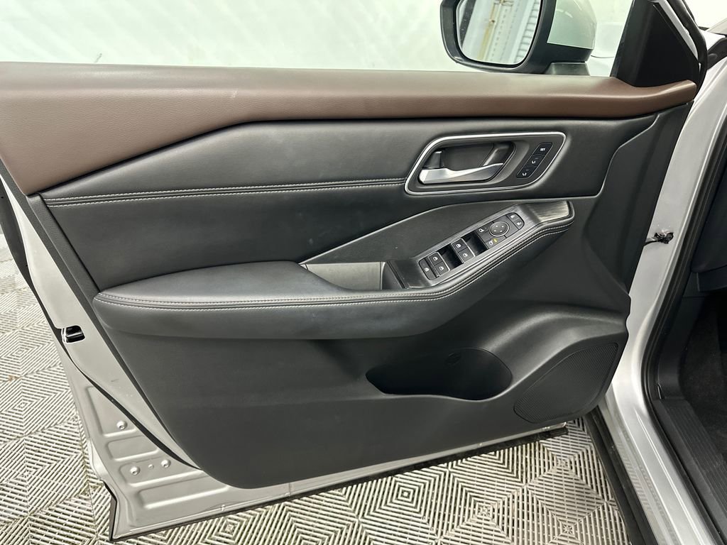 Used 2021 Nissan Rogue SL AWD/4WD image 11