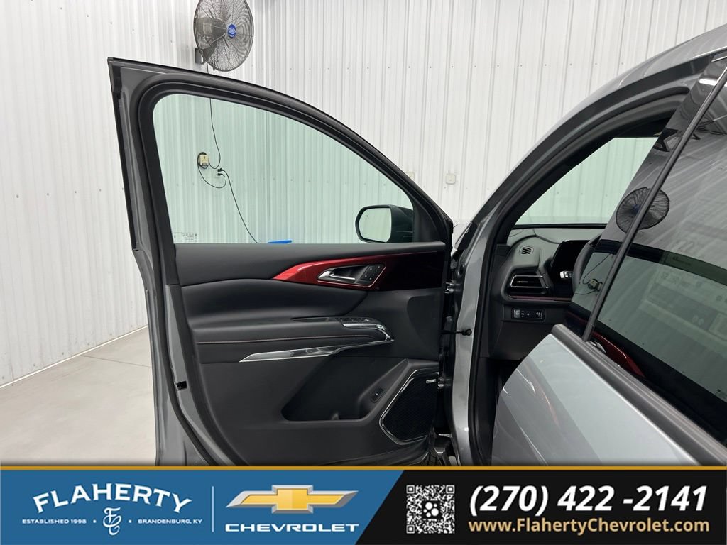 Used 2026 Chevrolet Traverse RS FWD image 8