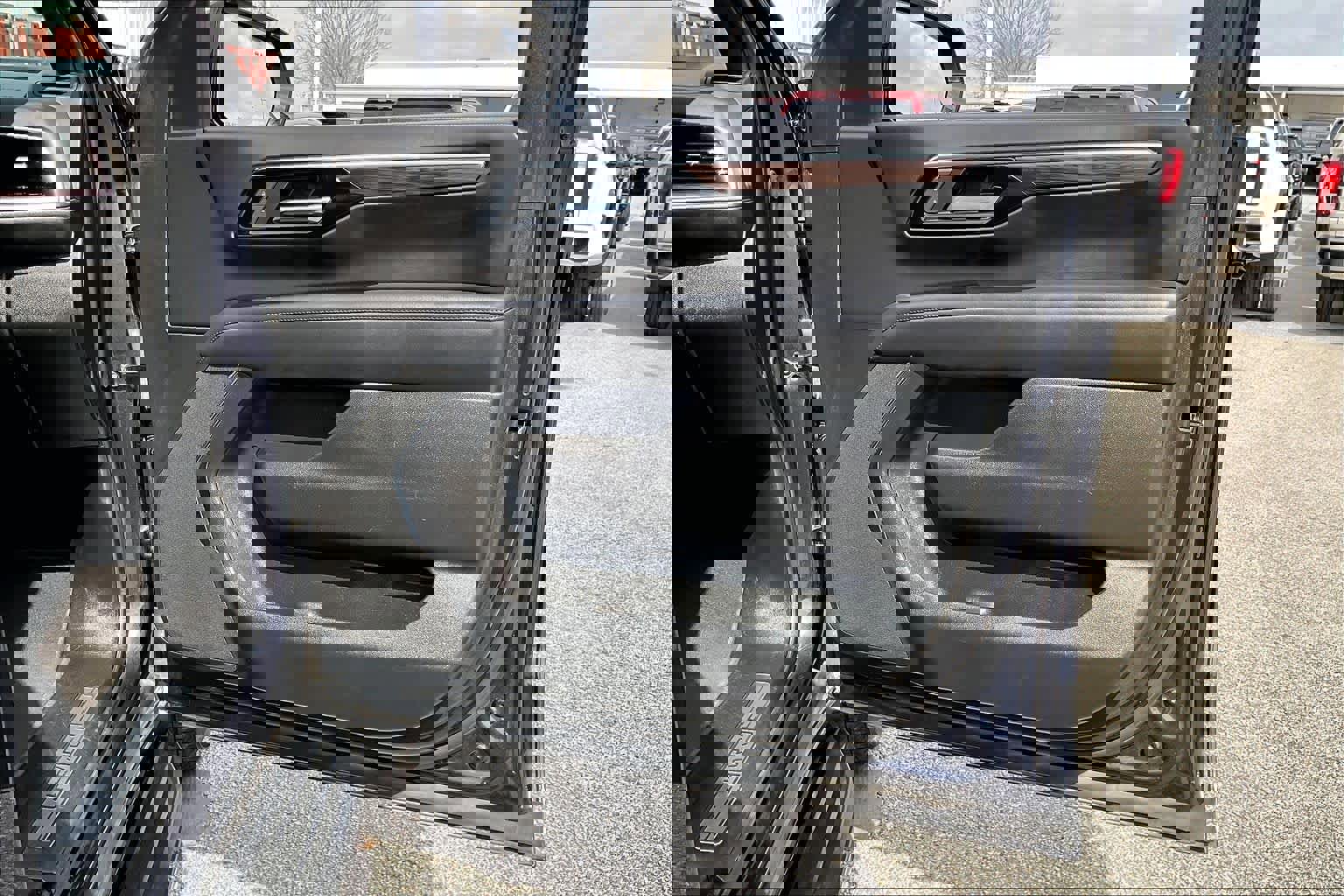 Used 2025 Chevrolet Suburban LT image 22