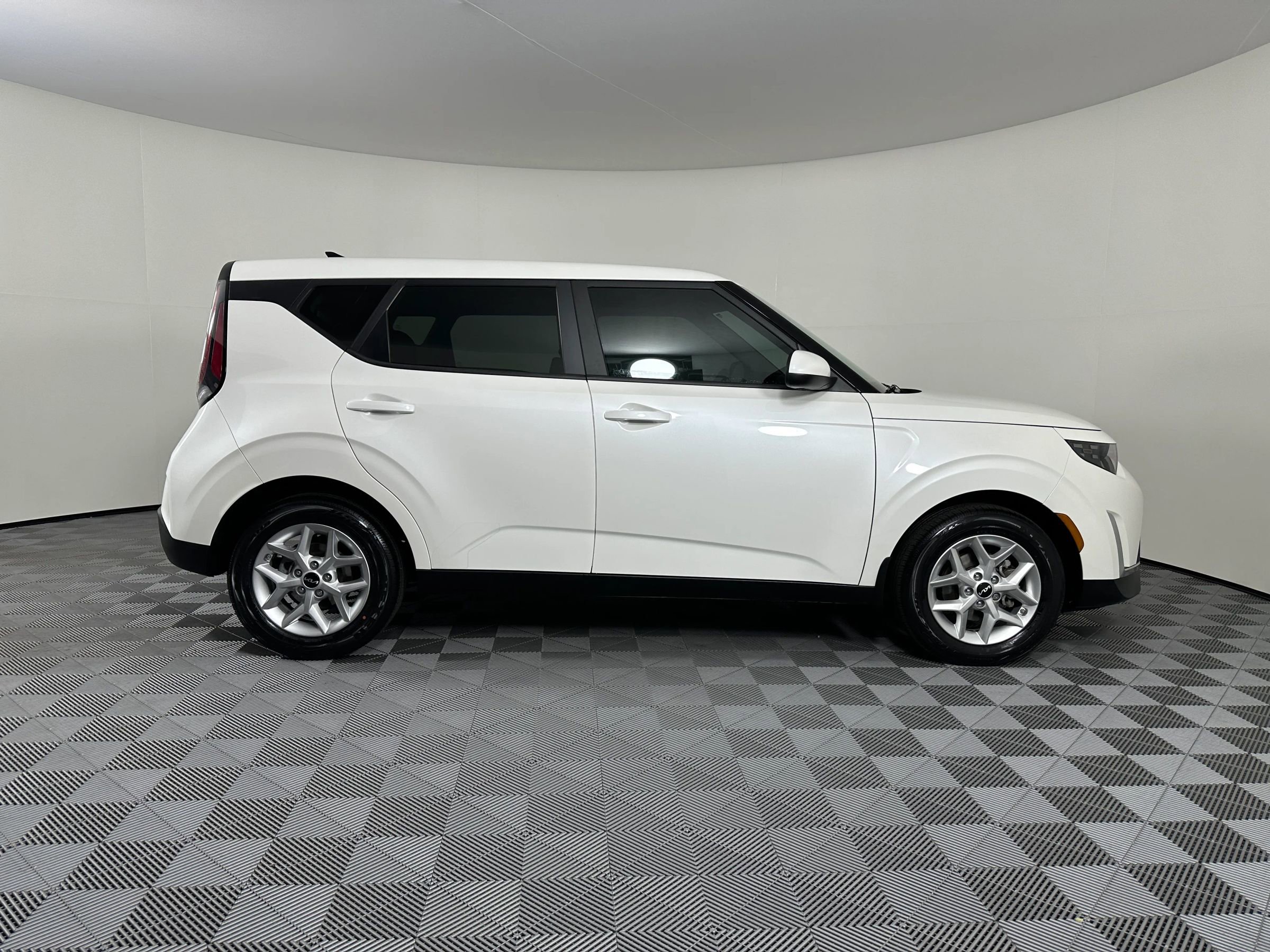 Used 2023 Kia Soul LX w/ LX Technology Package image 8