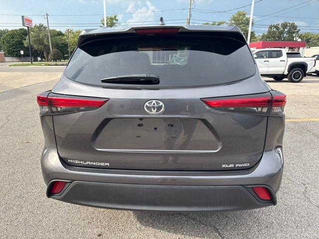 Used 2021 Toyota Highlander XLE AWD/4WD image 4
