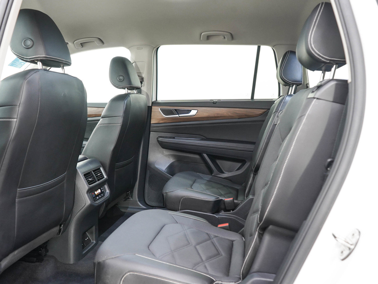 Used 2024 Volkswagen Atlas SE AWD/4WD image 16