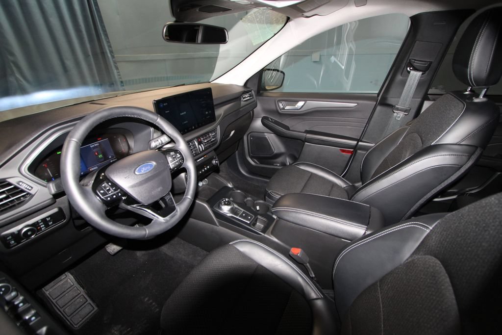 Used 2025 Ford Escape SE w/ Class II Trailer Tow Package FWD image 2