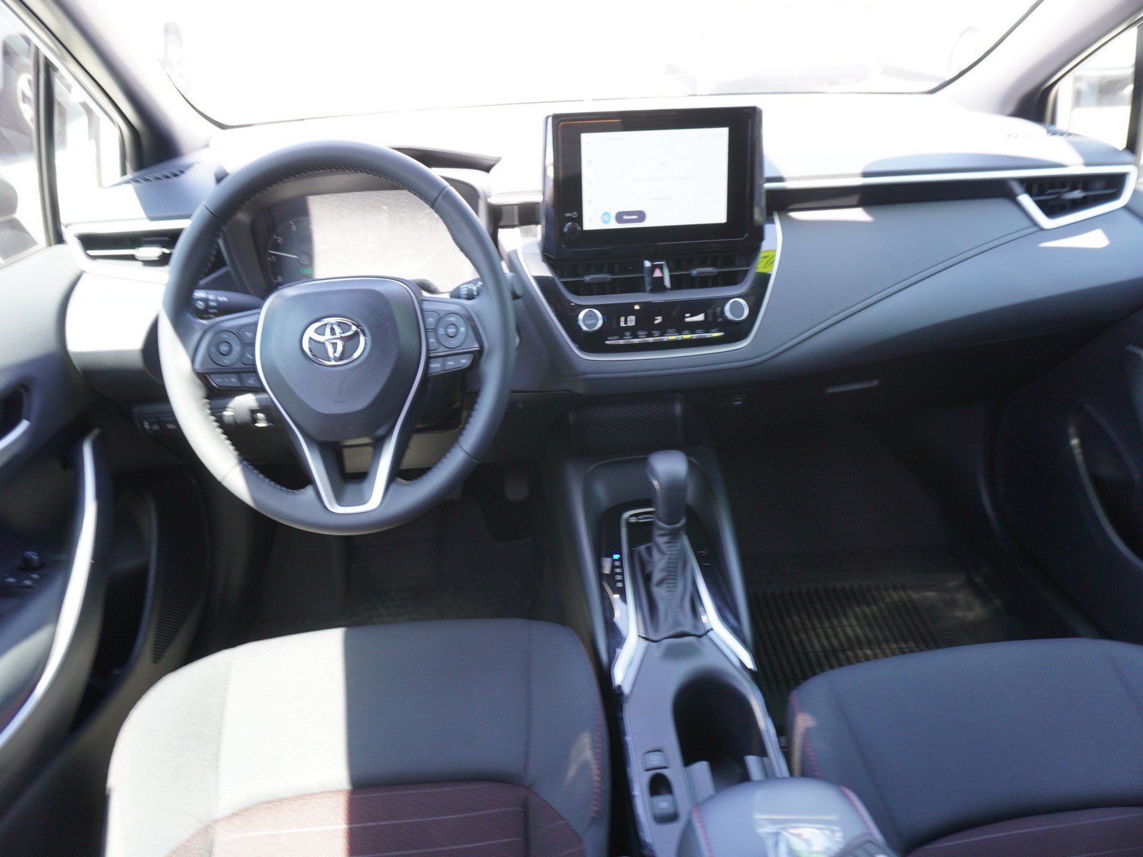 Used 2025 Toyota Corolla SE FWD image 2