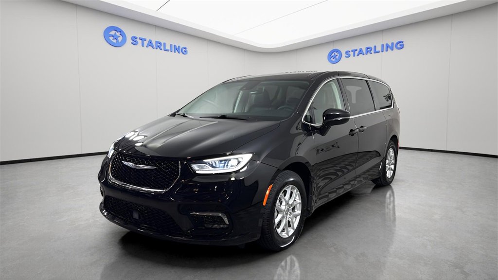 Used 2024 Chrysler Pacifica Touring-L image 16