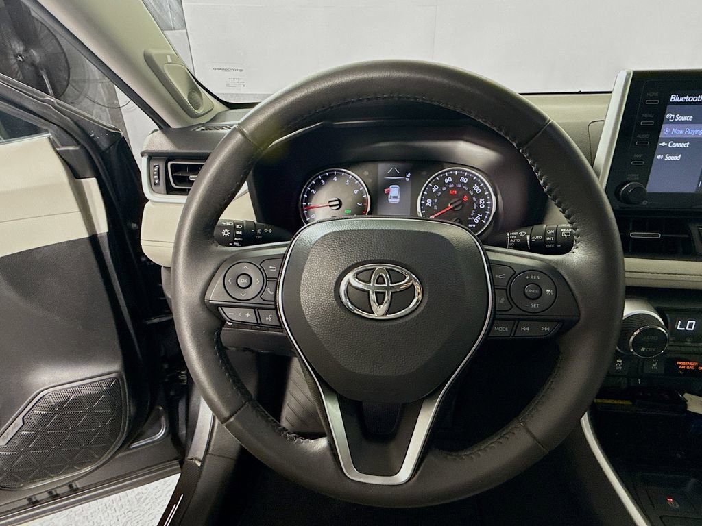 Used 2021 Toyota RAV4 XLE Premium image 11