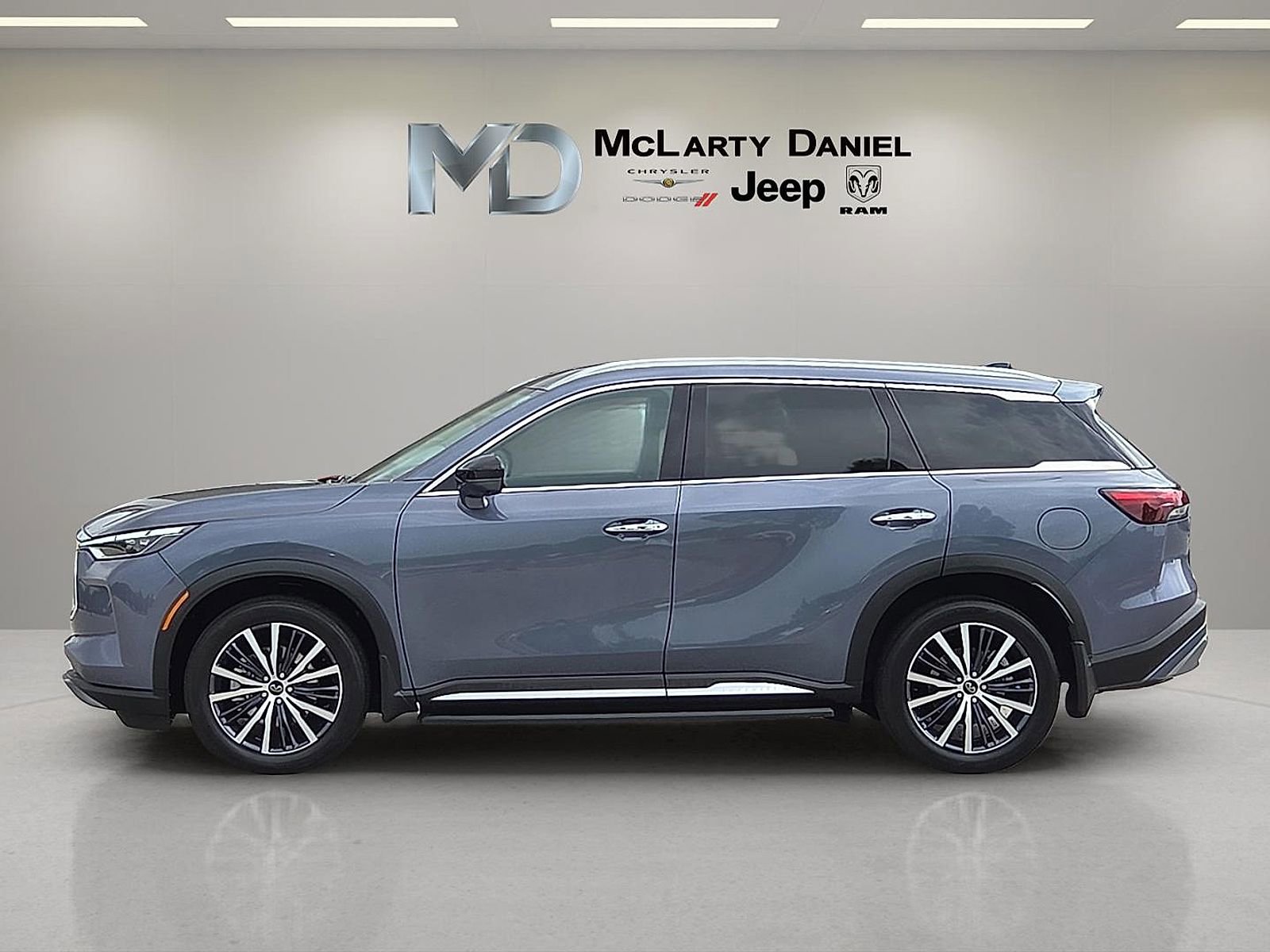 Used 2025 INFINITI QX60 Sensory w/ Vision Package AWD/4WD image 3