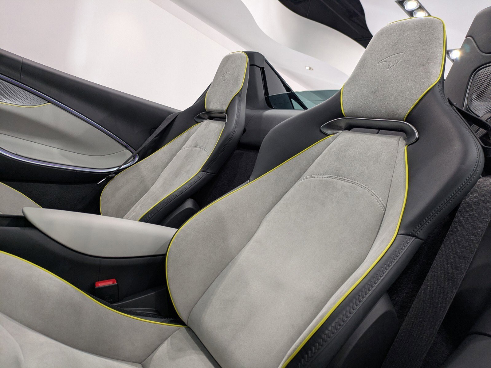 Used 2025 McLaren Artura Spider image 8