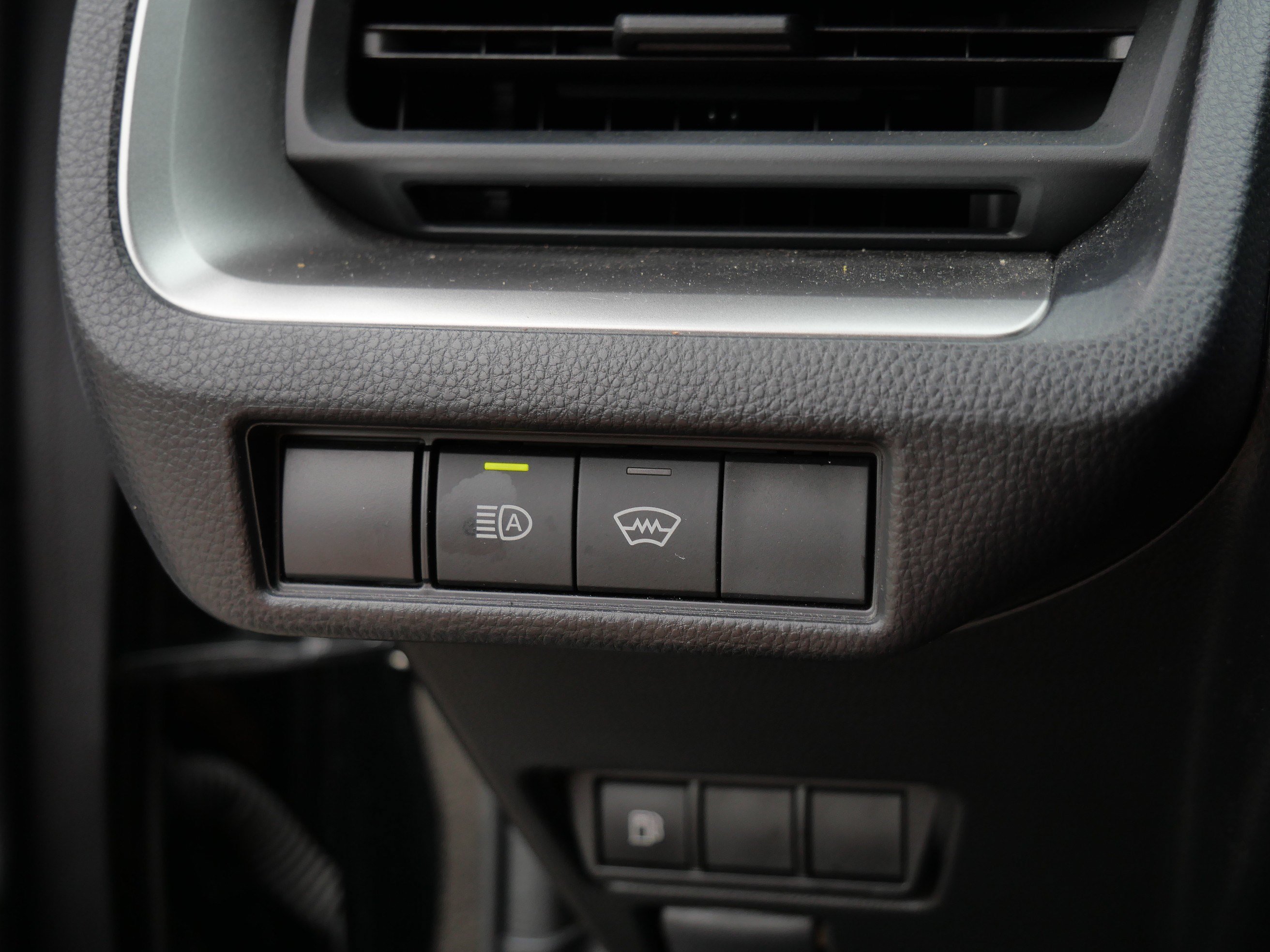 Certified 2025 Toyota Prius LE FWD image 27