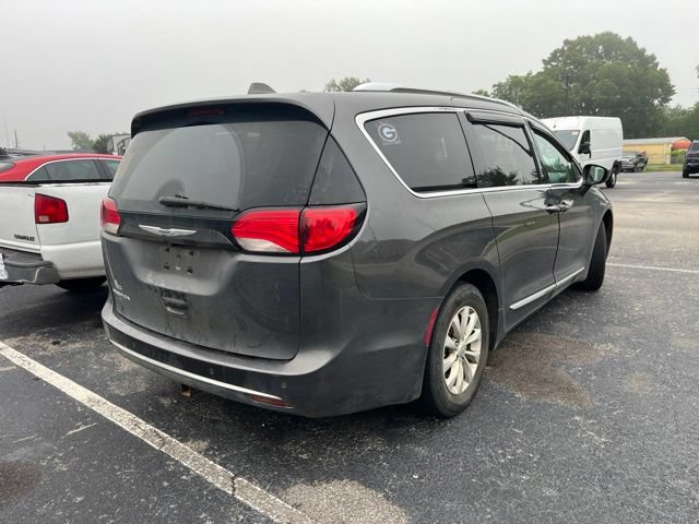 Used 2019 Chrysler Pacifica Touring-L FWD image 4