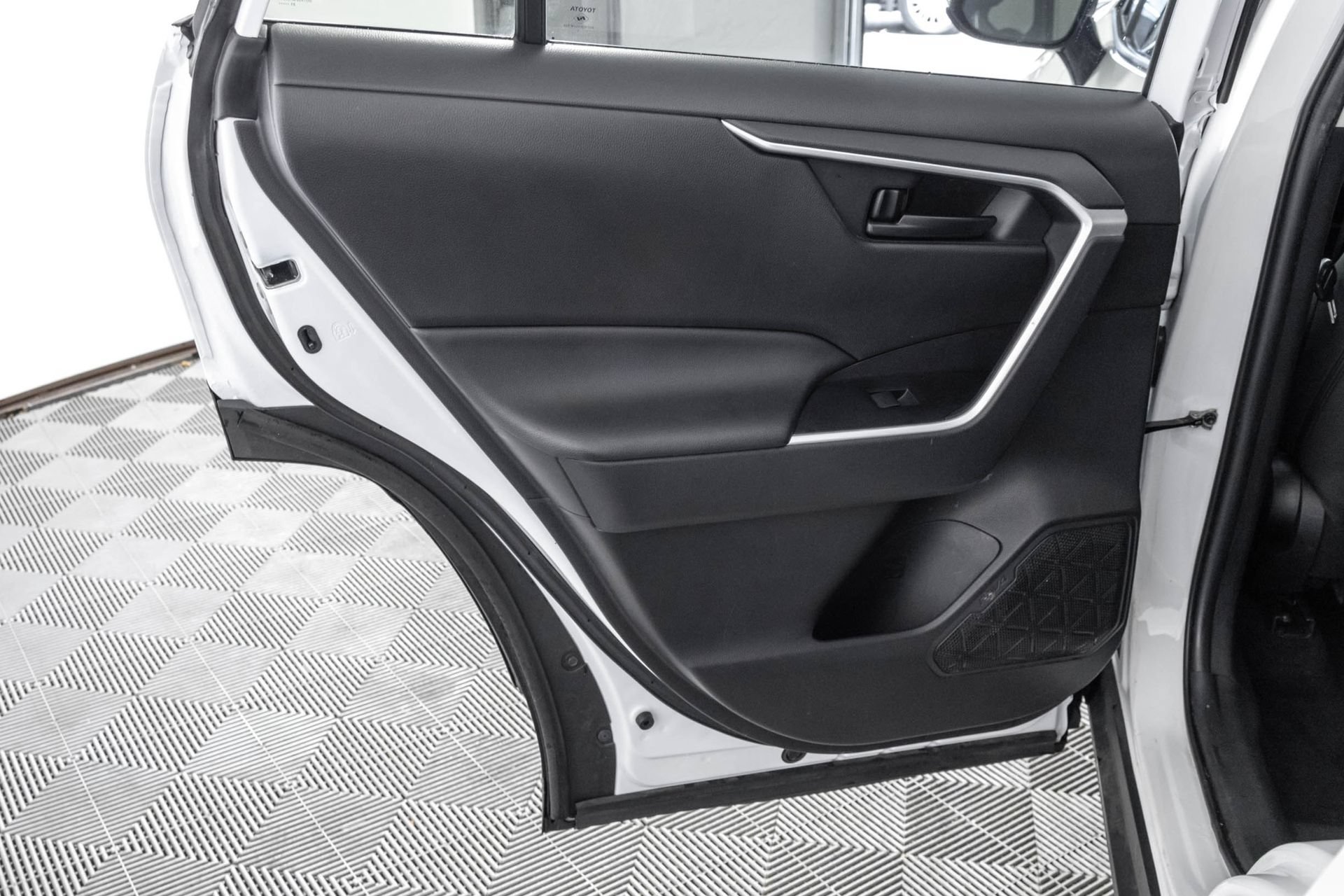 Used 2022 Toyota RAV4 LE AWD/4WD image 36