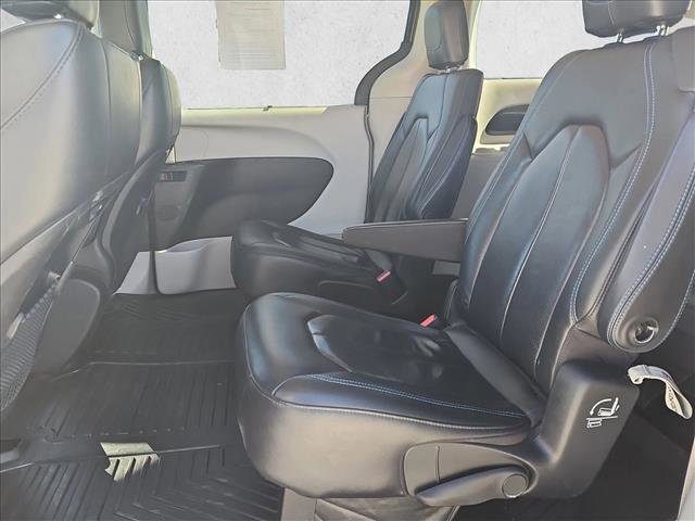 Used 2021 Chrysler Pacifica Touring-L image 19