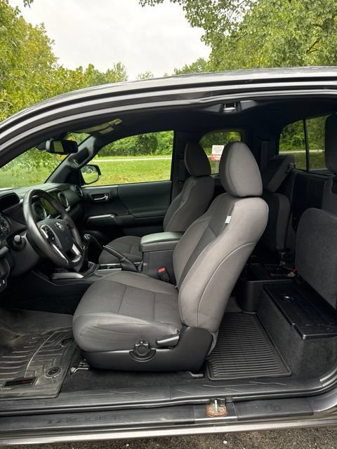 Used 2018 Toyota Tacoma TRD Sport AWD/4WD image 13