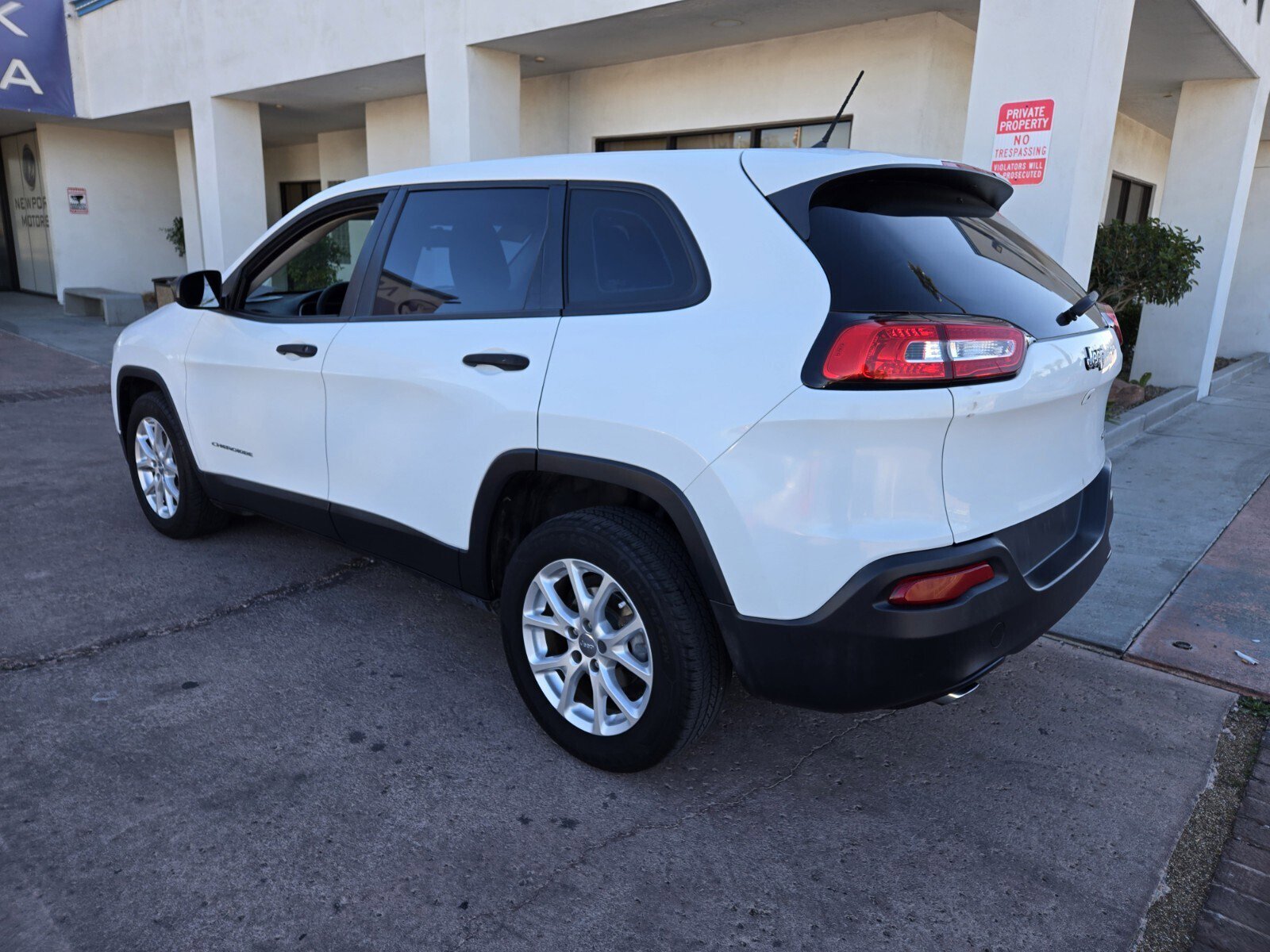 Used 2015 Jeep Cherokee Sport image 3