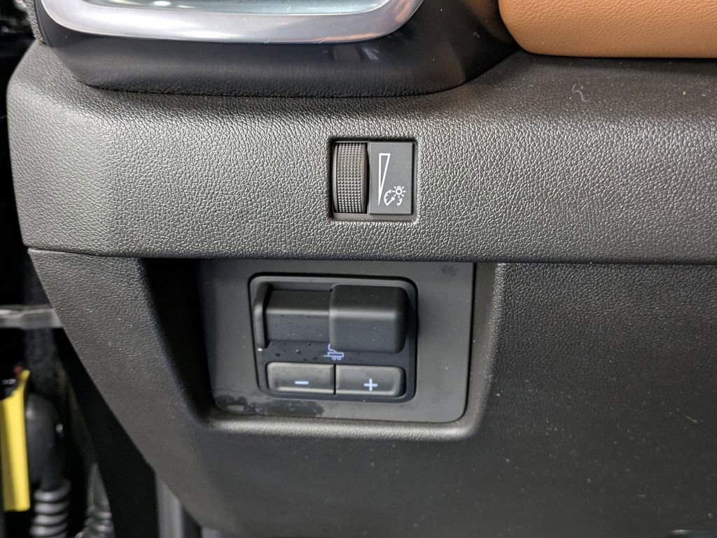 Used 2025 GMC Canyon AT4 image 21