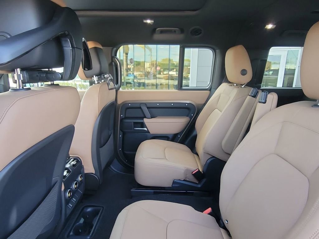 New 2026 Land Rover Defender 130 X-Dynamic SE image 15