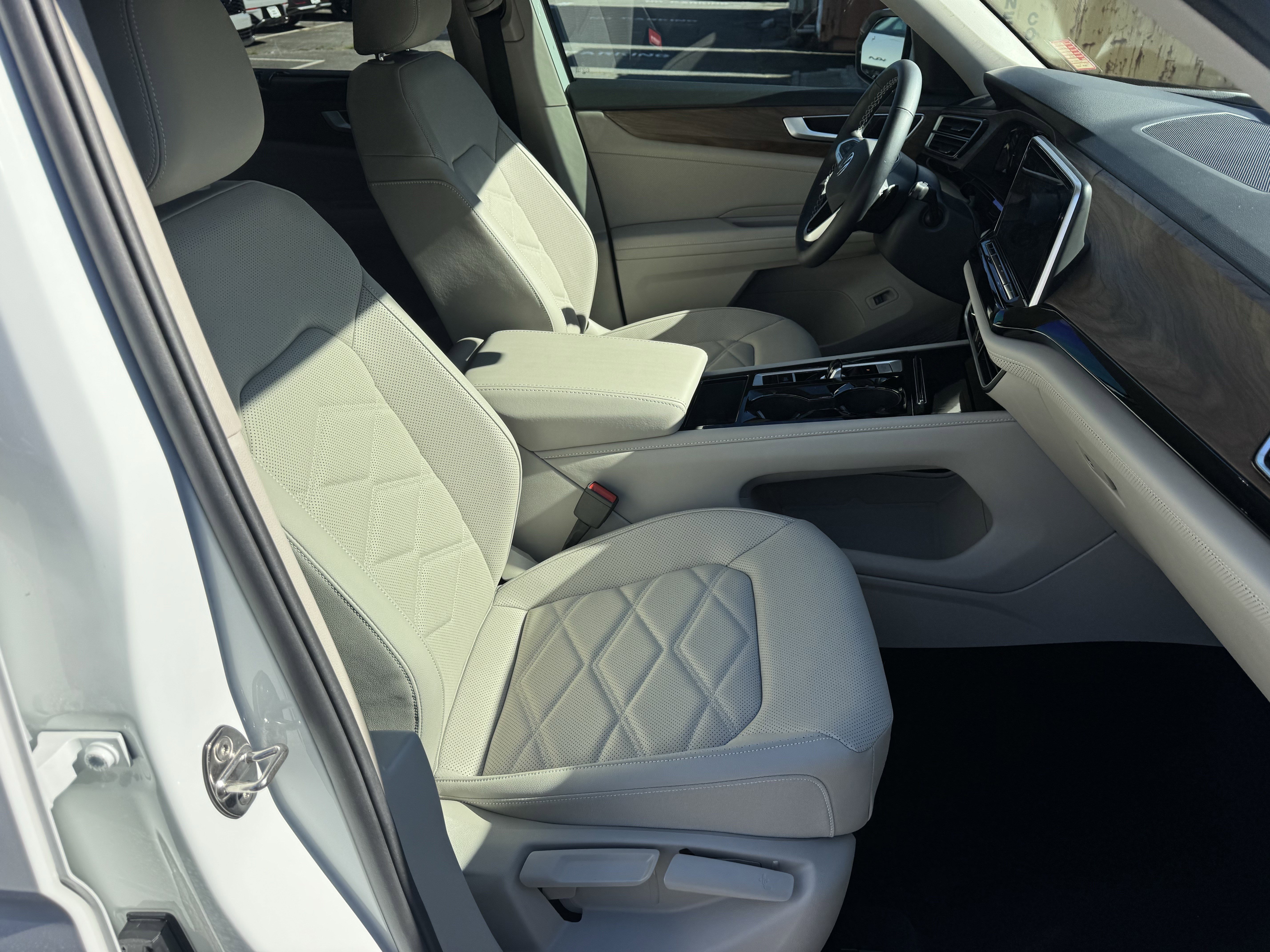 Used 2025 Volkswagen Atlas SE image 13