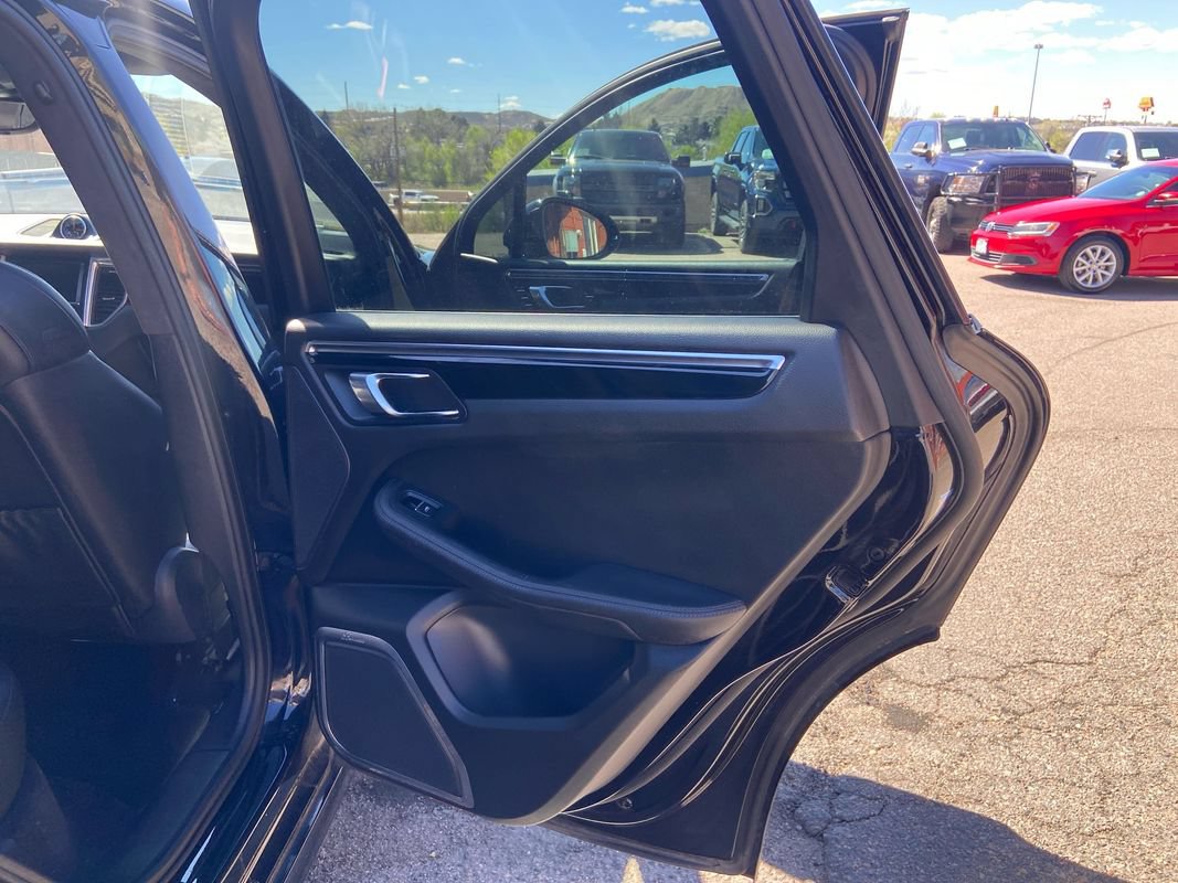 Used 2015 Porsche Macan Turbo AWD/4WD image 34